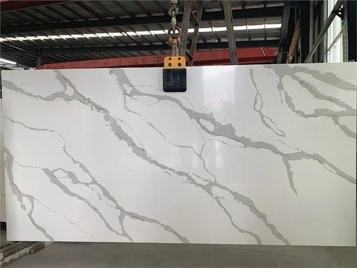 Quartzo Branco com Veias Cinzentas